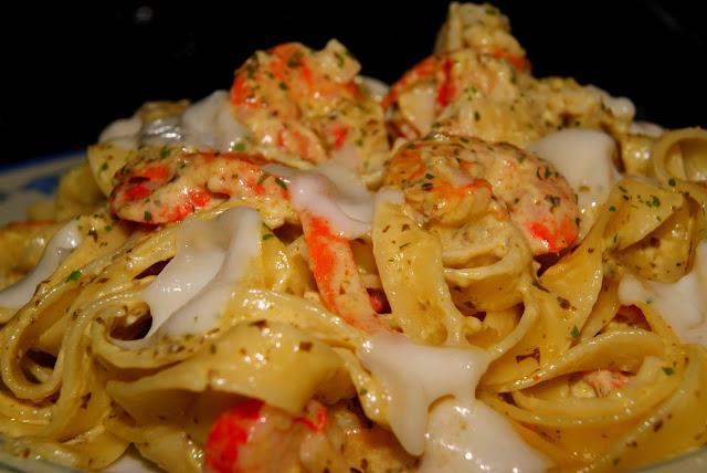 Fetuccini al pesto con langostinos