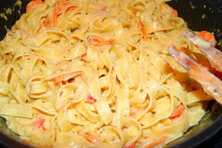 Fetuccini al pesto con langostinos