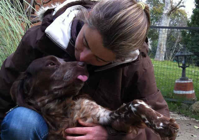 Foto: Muchos no conocéis a BERNA nuestra preciosa braco. Tiene 4 añitos y es una perra muy cariñosa!!  Llegó a nosotras de nuevo como otro despojo de un cazador que no la trato bien. Prueba de ello es la cicatriz que tiene en el cuello en forma de soga. Pero ahora le va creciendo ya el pelo y casi no se le nota. Está realmente guapa!! BERNA está en una casa de acogida en donde la dan cariño y hacen que su espera sea más corta, pero necesita ADOPCIÓN o PADRINOS que la mimen.  contacto: elena@almanimal.org