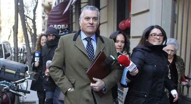 El extesorero del PP Luis Bárcenas a la salida de su domicilio en Madrid