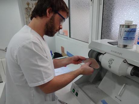 Las plantillas deportivas un elemento aconsejable para prevenir y tratar lesiones en los corredores. Reportaje completo del proceso de elaboración en Plantillas Deportivas Ianes... Desde ahora voy a entrenar y correr con ellas...!!! Las plantillas deportivas un elemento aconsejable para prevenir y tratar lesiones en los corredores. Reportaje completo del proceso de elaboración en Plantillas Deportivas Ianes... Desde ahora voy a entrenar y correr con ellas...!!!