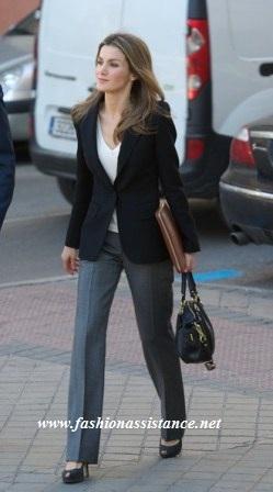 Dña. Letizia, estilo ejecutivo en la reunión con FEDER