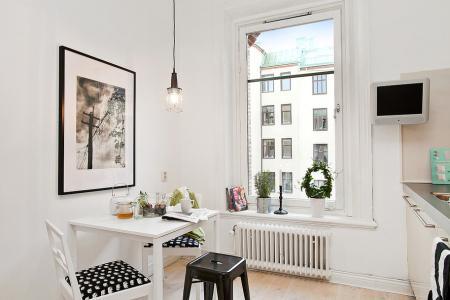 Detalles decorativos de obra suelo de madera de pino sillas eames sillas de diseño rodapies altos muebles de diseño escandinavo muebles de diseño molduras en el techo decoración lámparas de diseño fotos decoración nórdica estanterias abiertas cocina diseño nórdico diseño danés diseño americano Detalles decorativos de obra decorar salones decorar casas decoración nórdica decoración estilo nórdico decoración escandinava decoración en blanco cocinas modernas cocinas blancas originales cocinas blancas blog interiores blog estilo nórdico blog decoración nórdica blog deco interiorismo