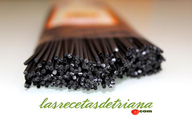 Espaguetis negros con gambones y choco