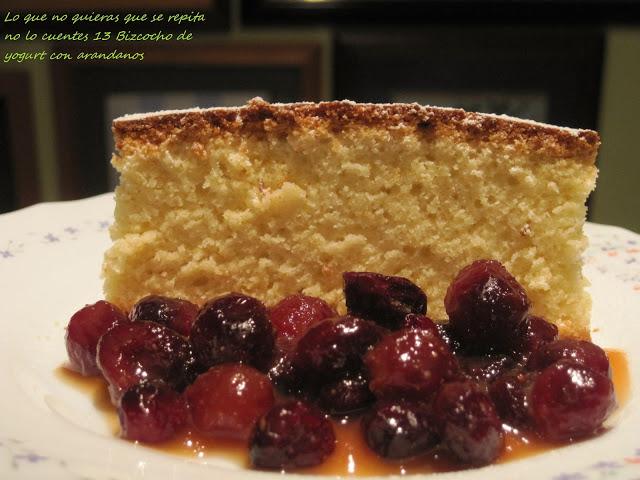 Bizcocho de yogur con salsa de melocotón y arándanos