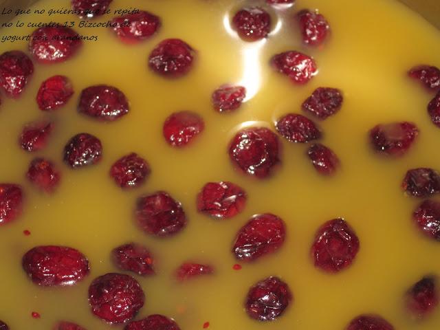 Bizcocho de yogur con salsa de melocotón y arándanos