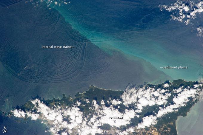 olas internas cerca de Trinidad en el Mar Caribe