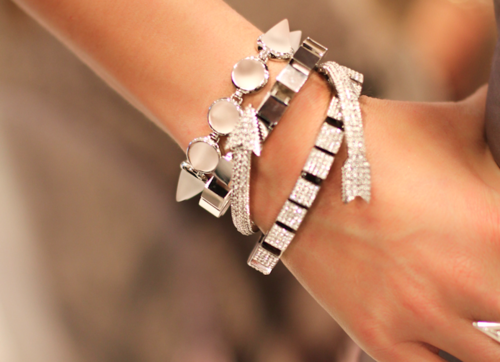 Un adorno en mi muñeca  /  An ornament on my wrist