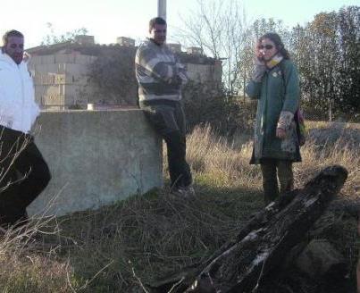 Foto: ZAMORA.-Denuncian ante el Seprona la aparición de dos galgos muertos en un pozo de Morales El dueño del terreno apunta que los intrusos entraron sin permiso en su propiedad para arrojar los cadáveres y han contaminado el agua El dueño de una finca de Morales del Vino ha denunciado ante el Seprona el hallazgo de lo que parecen ser al menos dos cadáveres de perros galgos en el pozo de agua situado en el interior de una finca de su propiedad en el término municipal de Morales del Vino.  Fue el pasado viernes cuando el propietario de la finca fue a dar una vuelta y se encontró con dos cadáveres putrefactos en el interior del pozo, que tiene unos cinco metros de profundidad y apenas cuenta con un poco liquido en el fondo. Él mismo se puso en contacto con Defensa Animal Zamora, dos de cuyos miembros se personaron en el lugar del hallazgo, ayer tarde para tomar constancia de la existencia de los cadáveres que según sus primeras apreciaciones podrían corresponder con galgos. «Esto tiene toda la pinta de un asesinato de dos perros que una vez concluida la media veda no servían a su dueño y no han encontrado mejor lugar que este pozo para deshacerse de los animales», indicaron los responsables de Defensa Animal Zamora. El propietario, además, presentaba la denuncia por allanamiento de la finca, ya que el autor de los hechos ha entrado sin permiso en la propiedad, y por posible contaminación de los acuíferos, «que puede estar perjudicando al contaminar las aguas que llegan a los vecinos de la finca».  Según explican los miembros de Defensa Animal Zamora «son lamentablemente prácticas habituales entre los propietarios de perros de caza que una vez concluida la campaña se deshagan de ellos, bien de esta manera, pero también colgándolos o pegándoles un tiro. Incluso se dan casos en que les cortan la cabeza para sacarles el chip identificativo para colocárselo a otro animal». La mencionada asociación da cuenta que precisamente durante las últimas dos semanas «todos los animales que llegan a la perrera son perros de caza», como pueden ser ejemplares de la raza setter o galgos. «La última galga que ha llegado venía con la marca de la soga». Las prácticas inhumanas que se practican con los perros» llegan a extremos de inyectarles lejía como método de acabar con su vida» indican las mismas fuentes.  Desde la asociación aseguran que sería muy conveniente por parte del Seprona que fueran los propios agentes los que hicieran el seguimiento de este tipo de animales, ya que existe un censo de galgos por cazador, «si bien muchas veces no están declarados». Concienciados ante el abandono de los animales y las malas prácticas, denuncian igualmente la cría indiscriminada o la venta entre particulares de galgos «porque está prohibido y hay que atajar la raíz del problema. Y para ello no hay otra que llevar un riguroso control». Ayer, tanto representantes de Defensa Animal Zamora como el propietario de la finca, avisaron al Seprona para que fueran a levantar acta sobre la aparición de dos cadáveres de animales en el pozo « pero llevamos esperando tres horas y nadie se ha presentado» aseguraban desde la asociación a última hora de la tarde. http://www.laopiniondezamora.es/comarcas/2013/02/05/denuncian-seprona-aparicion-galgos-muertos-pozo-morales/657693.html