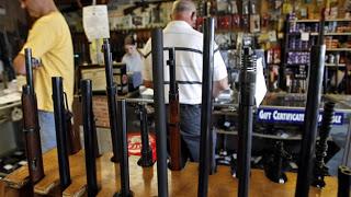 Datos del FBI indican que las ventas de armas en Estados Unidos siguen aumentando vertiginosamente