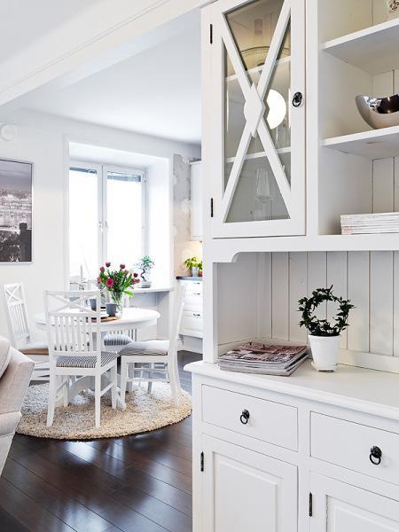 Estilo nórdico con aire de Hamptons vitrinas madera blanca decoración sofas de formas redondeadas blancos playas hamptons muebles nórdicos muebles de ikea muebles de diseño nórdicos mantas cojines textiles suecos lexington los hamptons inspiración fotos estilo sueco decoración Estilo nórdico con aire de Hamptons estilo nórdico diseño sueco lexington diseño nórdico diseño interiores diseño escandinavo decorar pisos decorar comedores rústicos modernos decoración muebles suecos decoración estilo hamptons decoración escandinava decoración de interiores decoración apartamentos pequeños cocinas rusticas modernas cocinas modernas cocinas blancas blog interiorismo blog estilo nórdico blog decoración nórdica