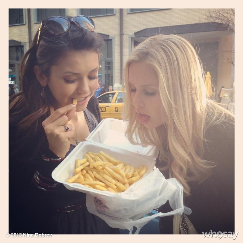 Nina Dobrev & Claire Holt en el set