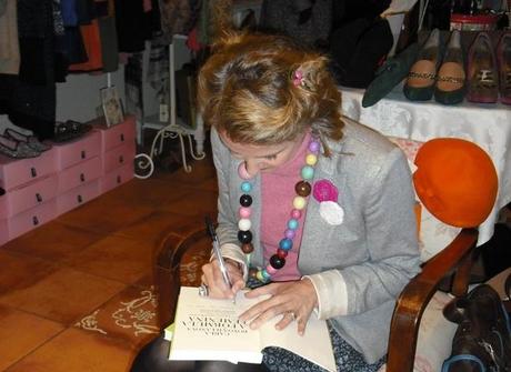 firmando La Casita de Kelly, la casa de todos.