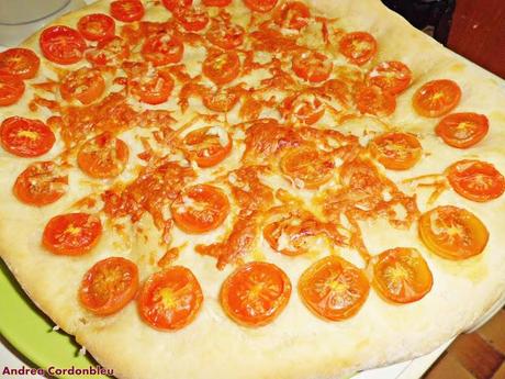 FOCACCIA CON TOMATES CHERRYS CON QUESOS VEGA SOTUELAMOS