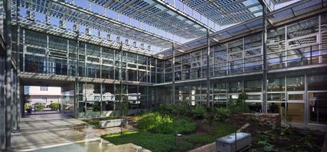 magen del patio interior del Boletín Oficial de la Región de Murcia, edificio que produce gran parte de la energía que necesita y almacena agua de lluvia para el riego de jardines y para la limpieza (fotografía David Frutos)