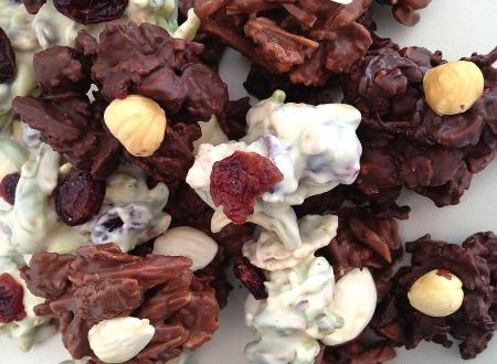 repostería con niños recetas rapidas de repostería recetas fáciles de repostería recetas delikatissen recetas de dulces de chocolate Receta de bombones fáciles de chocolate y frutos secos postres para el café postres con niños postres con chocolate postes con cereales gastro blog como hacer bombones chocolate pistachos almendras avellanas cereales Bombones fáciles de chocolate y frutos secos bombones de chocolate y frutos secos bombones de chocolate negro bombones de chocolate con leche bombones de chocolate blanco bombones con chocolate arandanos frutos secos blog de repostería facil blog de repostería creativa blog de recetas fáciles blog de postres 