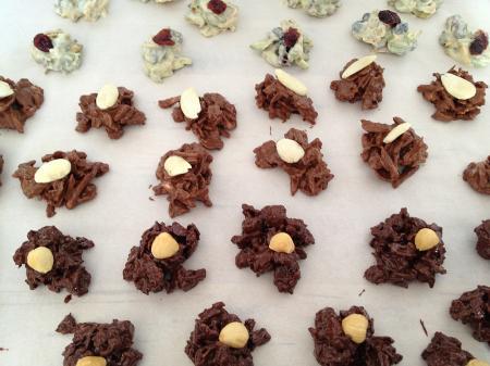 repostería con niños recetas rapidas de repostería recetas fáciles de repostería recetas delikatissen recetas de dulces de chocolate Receta de bombones fáciles de chocolate y frutos secos postres para el café postres con niños postres con chocolate postes con cereales gastro blog como hacer bombones chocolate pistachos almendras avellanas cereales Bombones fáciles de chocolate y frutos secos bombones de chocolate y frutos secos bombones de chocolate negro bombones de chocolate con leche bombones de chocolate blanco bombones con chocolate arandanos frutos secos blog de repostería facil blog de repostería creativa blog de recetas fáciles blog de postres 