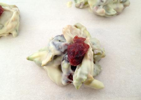 repostería con niños recetas rapidas de repostería recetas fáciles de repostería recetas delikatissen recetas de dulces de chocolate Receta de bombones fáciles de chocolate y frutos secos postres para el café postres con niños postres con chocolate postes con cereales gastro blog como hacer bombones chocolate pistachos almendras avellanas cereales Bombones fáciles de chocolate y frutos secos bombones de chocolate y frutos secos bombones de chocolate negro bombones de chocolate con leche bombones de chocolate blanco bombones con chocolate arandanos frutos secos blog de repostería facil blog de repostería creativa blog de recetas fáciles blog de postres 