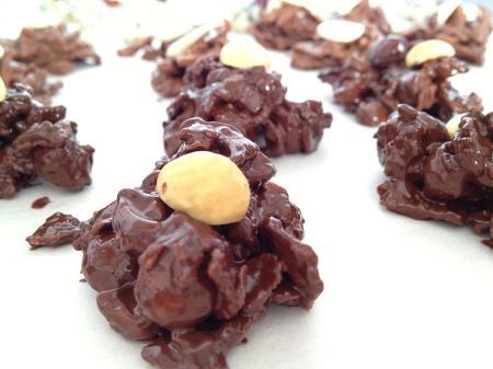 repostería con niños recetas rapidas de repostería recetas fáciles de repostería recetas delikatissen recetas de dulces de chocolate Receta de bombones fáciles de chocolate y frutos secos postres para el café postres con niños postres con chocolate postes con cereales gastro blog como hacer bombones chocolate pistachos almendras avellanas cereales Bombones fáciles de chocolate y frutos secos bombones de chocolate y frutos secos bombones de chocolate negro bombones de chocolate con leche bombones de chocolate blanco bombones con chocolate arandanos frutos secos blog de repostería facil blog de repostería creativa blog de recetas fáciles blog de postres 