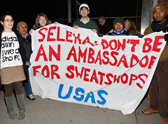 Selena Gomez es recibida por protestantes en el New York