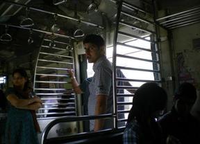 (591) ATRACAN UN TREN EN LA INDIA CON ¿AJÍ EN POLVO?