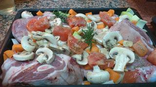 Receta de cordero al horno con patatas y salsa de verduras