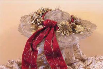 El sombrero de la cinta grana