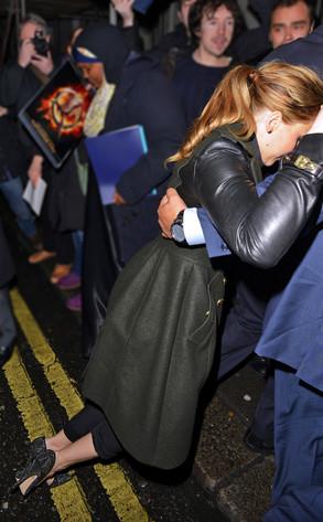 ¡Jennifer Lawrence se cae en Londres!