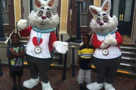 Demandan a Disneylandia por tener un conejo racista Demandan a Disneylandia por tener un conejo racista