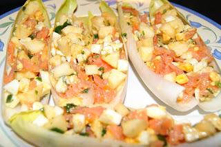 Endivias rellenas de salmon ahumado y roquefort