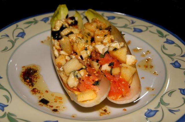 Endivias rellenas de salmon ahumado y roquefort