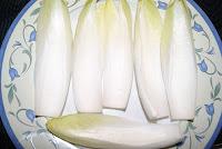 Endivias rellenas de salmon ahumado y roquefort