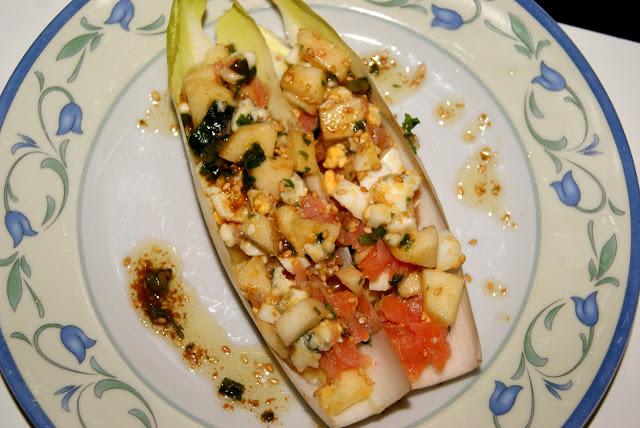 Endivias rellenas de salmon ahumado y roquefort