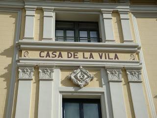Los símbolos masónicos de la fachada del ayuntamiento de L'H