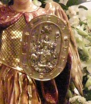 Iconografía de la Pastora de Cantillana: El escudo de San Miguel