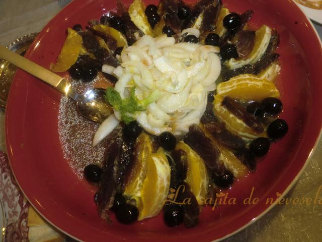 Ensalada de mojama de atún y naranjas con hinojo al aroma de limón y unos Papá Noeles comestibles