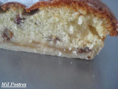 Tarta abizcochada de manzana, nueces y pasas