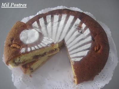 Tarta abizcochada de manzana, nueces y pasas