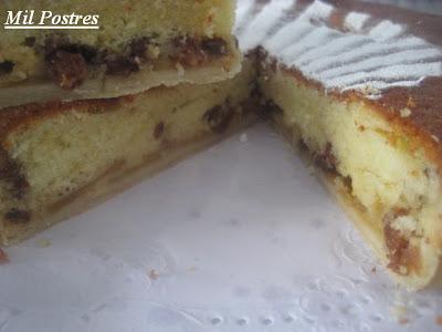Tarta abizcochada de manzana, nueces y pasas