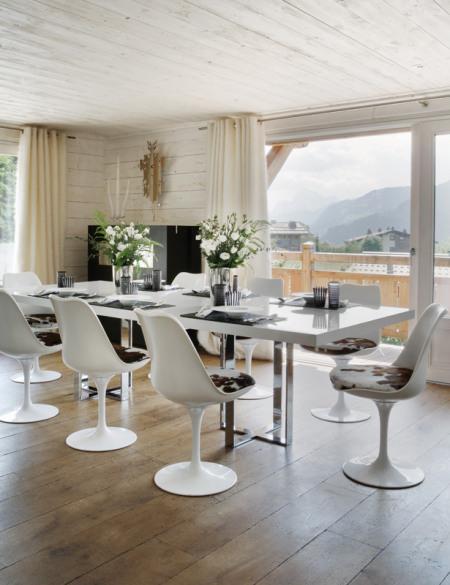 Estilo nórdico en Suiza super casas estilo nordico suelo de granito de Zimbabwe sofás de piel blanca Kilt de Zanotta sillas Tulip de Eero Sarinen para Knoll puff Barcelona de Mies van de Rohe Knoll muebles de diseño mobiliario del dormitorio Zanotta madera decapada lineas rectas grandes ventanales Estilo nórdico en Suiza estilo nórdico espacios abiertos en las zonas comunes diseño nórdico diseño escandinavo decorar pisos estilo nordico decorar dormitorios con baño decorar casas nordicas decorar casas estilo nordico decoración salones decoración en blanco consola de Khamsa cojines de piel de conejo de Katrin Leuze butacas de vaca modelo Fortuna de Alivar blog interiorismo blog decoración nórdica blog decoración blog deco estilo nordico altos techos alto techo abuhardillado almohadones de Casa alfombra de cordero del Tíbet