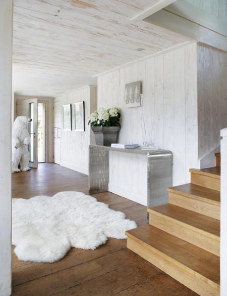 Estilo nórdico en Suiza super casas estilo nordico suelo de granito de Zimbabwe sofás de piel blanca Kilt de Zanotta sillas Tulip de Eero Sarinen para Knoll puff Barcelona de Mies van de Rohe Knoll muebles de diseño mobiliario del dormitorio Zanotta madera decapada lineas rectas grandes ventanales Estilo nórdico en Suiza estilo nórdico espacios abiertos en las zonas comunes diseño nórdico diseño escandinavo decorar pisos estilo nordico decorar dormitorios con baño decorar casas nordicas decorar casas estilo nordico decoración salones decoración en blanco consola de Khamsa cojines de piel de conejo de Katrin Leuze butacas de vaca modelo Fortuna de Alivar blog interiorismo blog decoración nórdica blog decoración blog deco estilo nordico altos techos alto techo abuhardillado almohadones de Casa alfombra de cordero del Tíbet