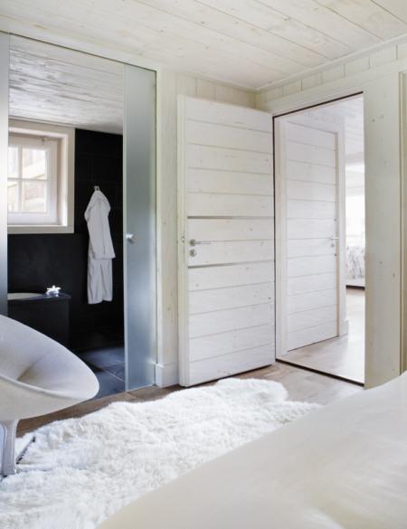 Estilo nórdico en Suiza super casas estilo nordico suelo de granito de Zimbabwe sofás de piel blanca Kilt de Zanotta sillas Tulip de Eero Sarinen para Knoll puff Barcelona de Mies van de Rohe Knoll muebles de diseño mobiliario del dormitorio Zanotta madera decapada lineas rectas grandes ventanales Estilo nórdico en Suiza estilo nórdico espacios abiertos en las zonas comunes diseño nórdico diseño escandinavo decorar pisos estilo nordico decorar dormitorios con baño decorar casas nordicas decorar casas estilo nordico decoración salones decoración en blanco consola de Khamsa cojines de piel de conejo de Katrin Leuze butacas de vaca modelo Fortuna de Alivar blog interiorismo blog decoración nórdica blog decoración blog deco estilo nordico altos techos alto techo abuhardillado almohadones de Casa alfombra de cordero del Tíbet