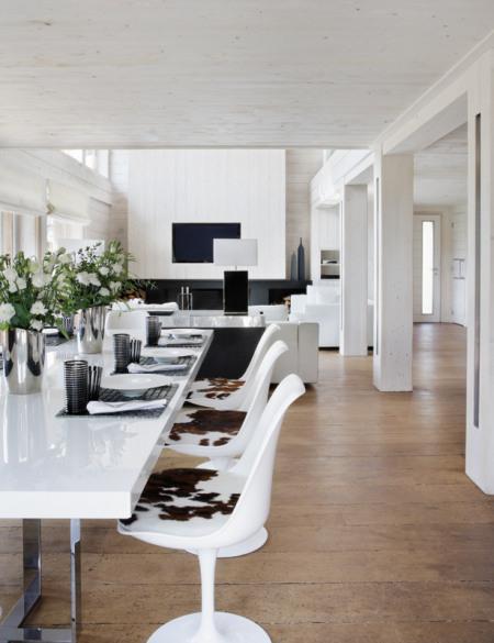 Estilo nórdico en Suiza super casas estilo nordico suelo de granito de Zimbabwe sofás de piel blanca Kilt de Zanotta sillas Tulip de Eero Sarinen para Knoll puff Barcelona de Mies van de Rohe Knoll muebles de diseño mobiliario del dormitorio Zanotta madera decapada lineas rectas grandes ventanales Estilo nórdico en Suiza estilo nórdico espacios abiertos en las zonas comunes diseño nórdico diseño escandinavo decorar pisos estilo nordico decorar dormitorios con baño decorar casas nordicas decorar casas estilo nordico decoración salones decoración en blanco consola de Khamsa cojines de piel de conejo de Katrin Leuze butacas de vaca modelo Fortuna de Alivar blog interiorismo blog decoración nórdica blog decoración blog deco estilo nordico altos techos alto techo abuhardillado almohadones de Casa alfombra de cordero del Tíbet