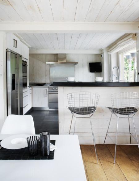 Estilo nórdico en Suiza super casas estilo nordico suelo de granito de Zimbabwe sofás de piel blanca Kilt de Zanotta sillas Tulip de Eero Sarinen para Knoll puff Barcelona de Mies van de Rohe Knoll muebles de diseño mobiliario del dormitorio Zanotta madera decapada lineas rectas grandes ventanales Estilo nórdico en Suiza estilo nórdico espacios abiertos en las zonas comunes diseño nórdico diseño escandinavo decorar pisos estilo nordico decorar dormitorios con baño decorar casas nordicas decorar casas estilo nordico decoración salones decoración en blanco consola de Khamsa cojines de piel de conejo de Katrin Leuze butacas de vaca modelo Fortuna de Alivar blog interiorismo blog decoración nórdica blog decoración blog deco estilo nordico altos techos alto techo abuhardillado almohadones de Casa alfombra de cordero del Tíbet