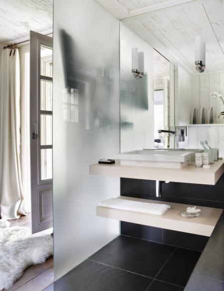 Estilo nórdico en Suiza super casas estilo nordico suelo de granito de Zimbabwe sofás de piel blanca Kilt de Zanotta sillas Tulip de Eero Sarinen para Knoll puff Barcelona de Mies van de Rohe Knoll muebles de diseño mobiliario del dormitorio Zanotta madera decapada lineas rectas grandes ventanales Estilo nórdico en Suiza estilo nórdico espacios abiertos en las zonas comunes diseño nórdico diseño escandinavo decorar pisos estilo nordico decorar dormitorios con baño decorar casas nordicas decorar casas estilo nordico decoración salones decoración en blanco consola de Khamsa cojines de piel de conejo de Katrin Leuze butacas de vaca modelo Fortuna de Alivar blog interiorismo blog decoración nórdica blog decoración blog deco estilo nordico altos techos alto techo abuhardillado almohadones de Casa alfombra de cordero del Tíbet