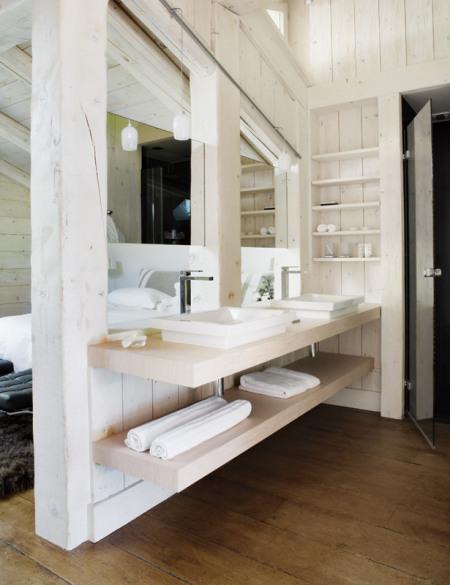 Estilo nórdico en Suiza super casas estilo nordico suelo de granito de Zimbabwe sofás de piel blanca Kilt de Zanotta sillas Tulip de Eero Sarinen para Knoll puff Barcelona de Mies van de Rohe Knoll muebles de diseño mobiliario del dormitorio Zanotta madera decapada lineas rectas grandes ventanales Estilo nórdico en Suiza estilo nórdico espacios abiertos en las zonas comunes diseño nórdico diseño escandinavo decorar pisos estilo nordico decorar dormitorios con baño decorar casas nordicas decorar casas estilo nordico decoración salones decoración en blanco consola de Khamsa cojines de piel de conejo de Katrin Leuze butacas de vaca modelo Fortuna de Alivar blog interiorismo blog decoración nórdica blog decoración blog deco estilo nordico altos techos alto techo abuhardillado almohadones de Casa alfombra de cordero del Tíbet