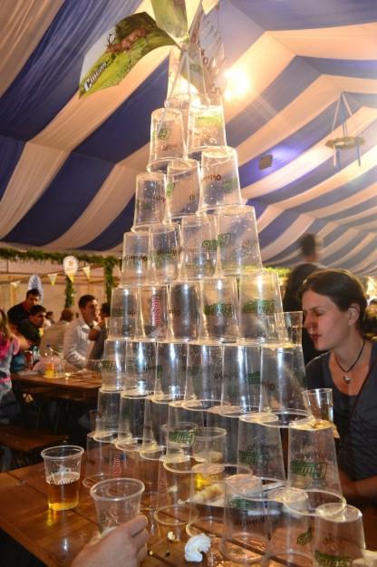 La genial pirámide de vasos consumidos que armó mi grupo del hostel