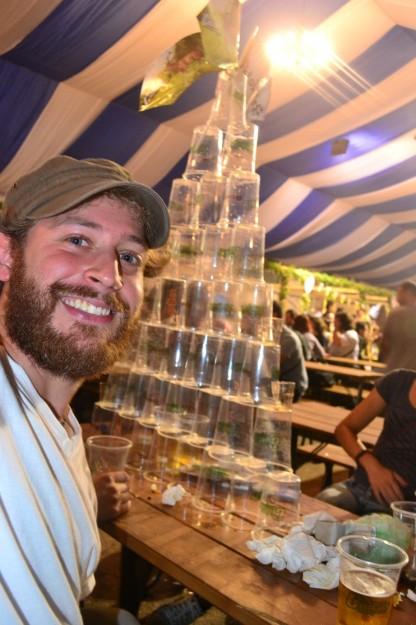 La genial pirámide de vasos consumidos que armó mi grupo del hostel