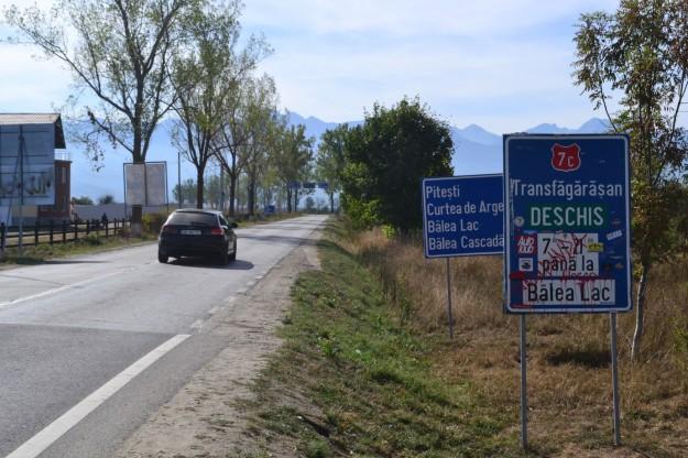 Cartel que marca el comienzo de la ruta más loca del mundo, la Transfagarasan