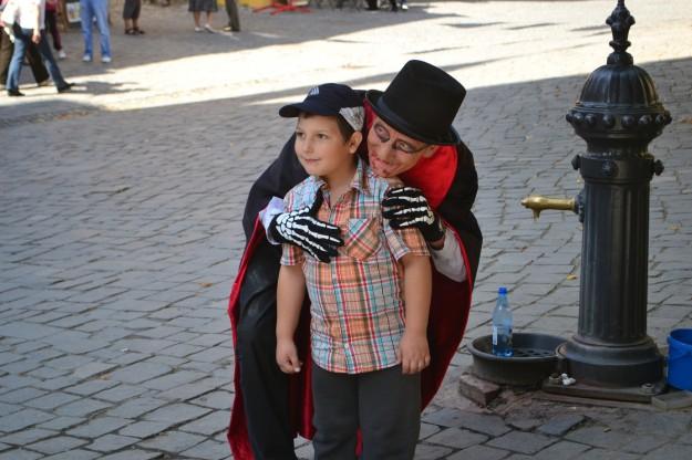 Un disfrazado de Drácula que sacándose fotos, sacaba un dinero que no se imaginan